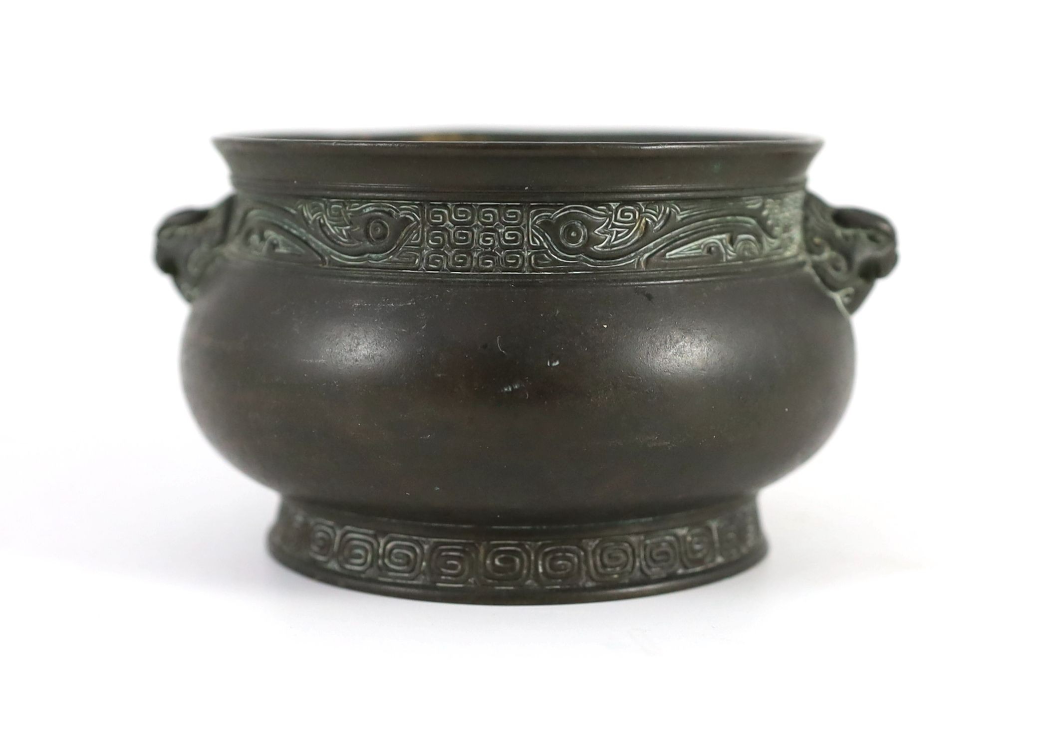 A Chinese archaistic bronze censer, gui, 17th/18th century, 11.2 cm wide